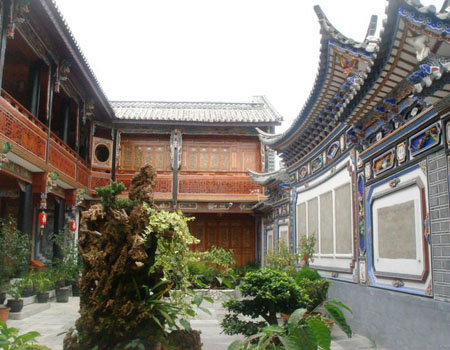 它保留了岭南四合院古朴粗犷的流风余韵,融入了北方四合院的建筑风格